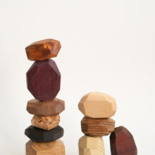 Stapeltje van tien handgemakte houten stenen