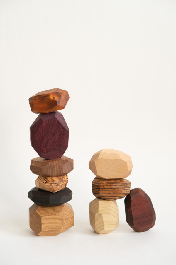 Stapeltje van tien handgemakte houten stenen