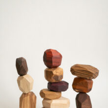 Stapeltje van 12 houten stenen